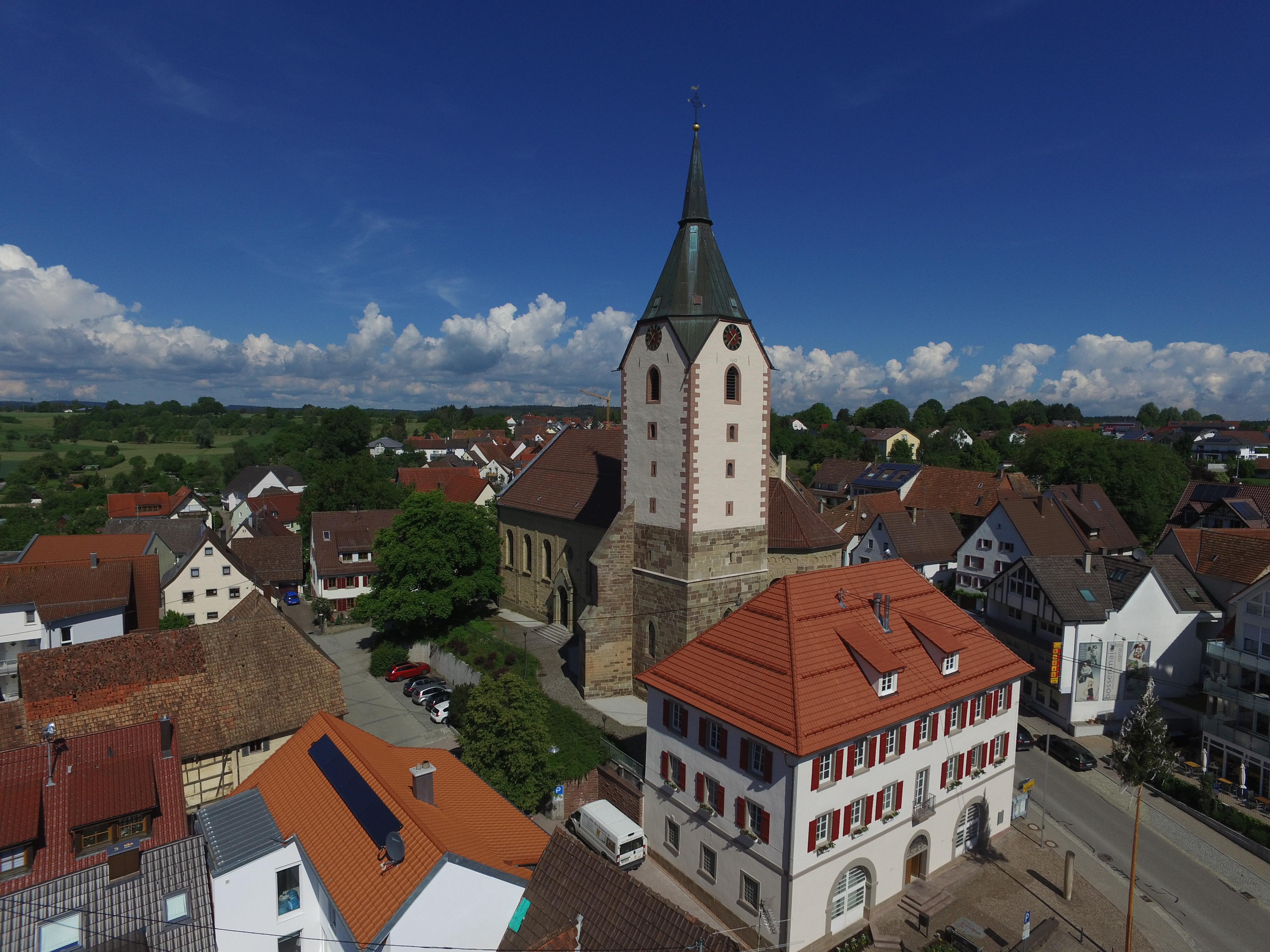  St. Georg aus der Luft mit Rathaus im Vordergrund. 