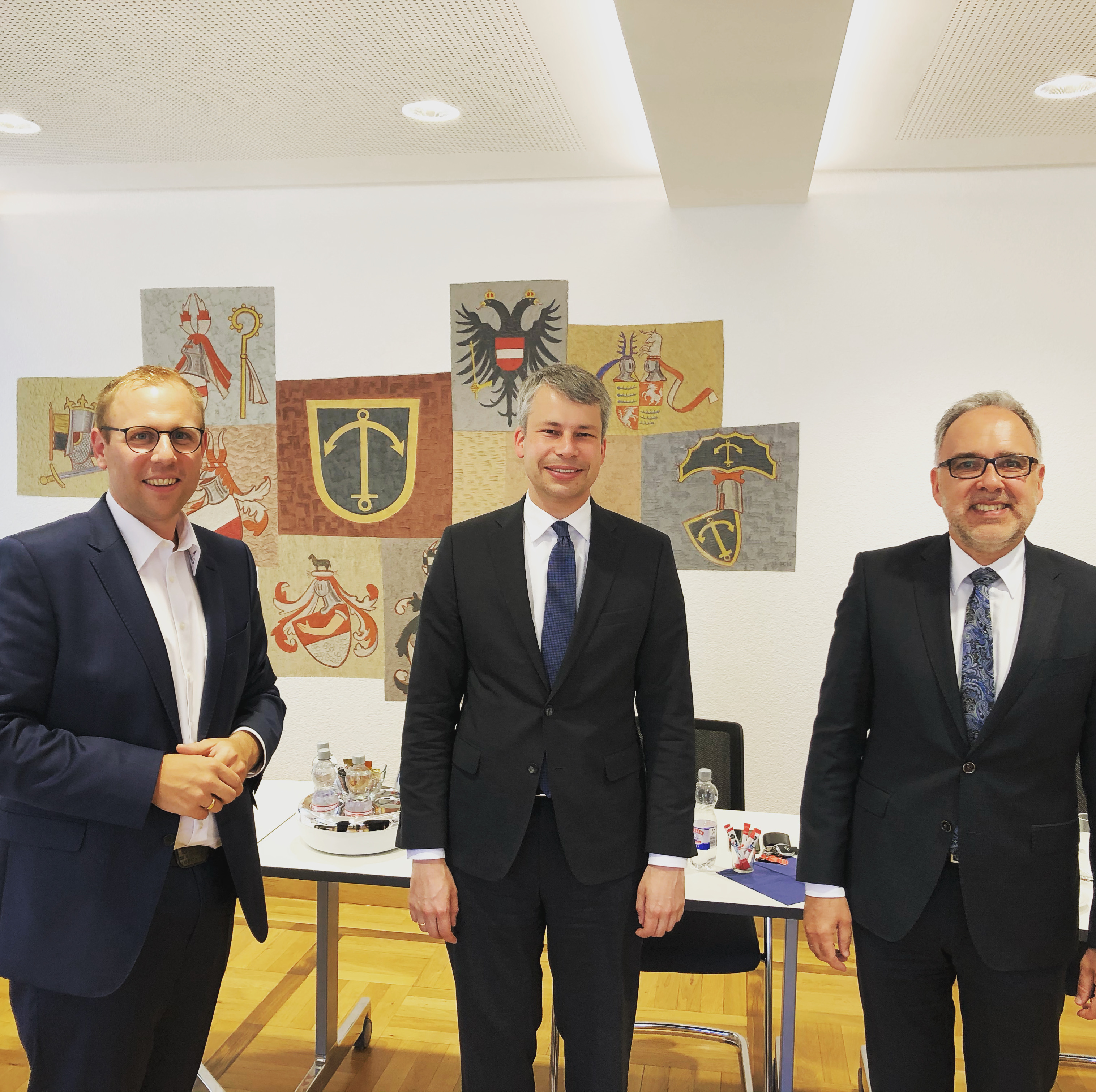 Bild (von links): Bürgermeister Ferdinand Truffner, Staatssekretär Steffen Bilger MdB und Landrat Dr. Klaus Michael Rückert 