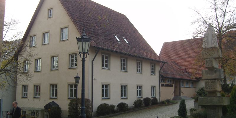  Links steht das ehemalige Gasthaus, rechts davon ist die Marienstatue 
