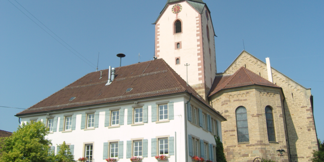 Im Vordergrund ist das Rathaus der Stadt Empfingen, im Hintergrund die Kirche