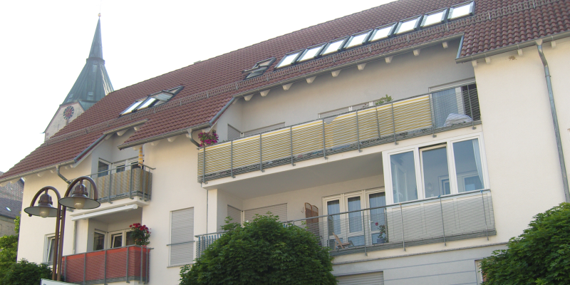  Gebäude mit jeweils einem kleinen und großen Balkon in den zwei oberen Stockwerken 