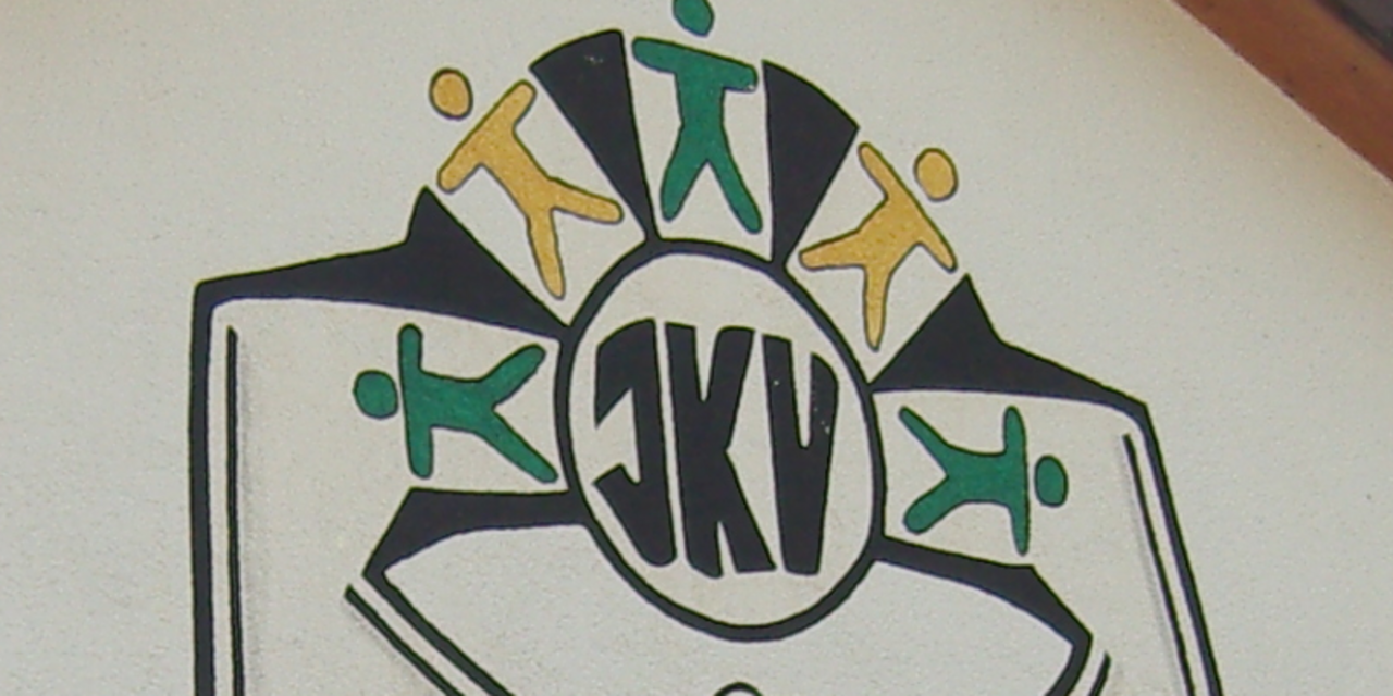 Logo vom Jugend- und Kulturverein, in einem Kreis in der Mitte steht JKV, darüber sind 2 gelbe und 3 grüne Strichmännchen 