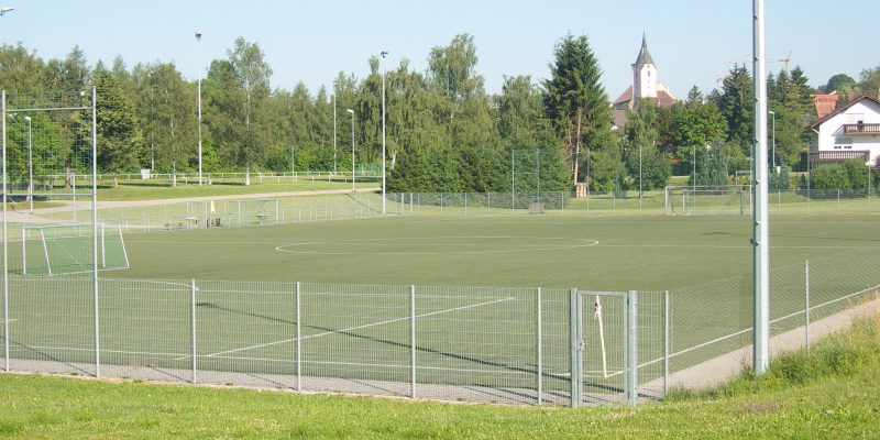  Ein Fußballplatz neben einem Wald 