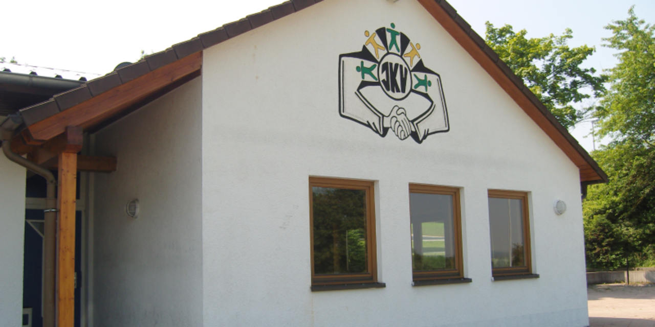 Haus vom Jugend- und Kulturverein, oben ist das Logo und darunter drei Fenster